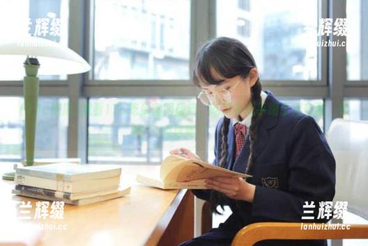 观看17c吃瓜官网盛典，吃瓜者似乎喝了点东西，有点迷离了-兰辉缀