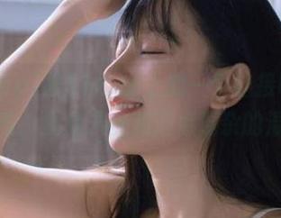 被51app上的一个链接吸引，咋一看，全是八卦和泪点混杂的混沌。